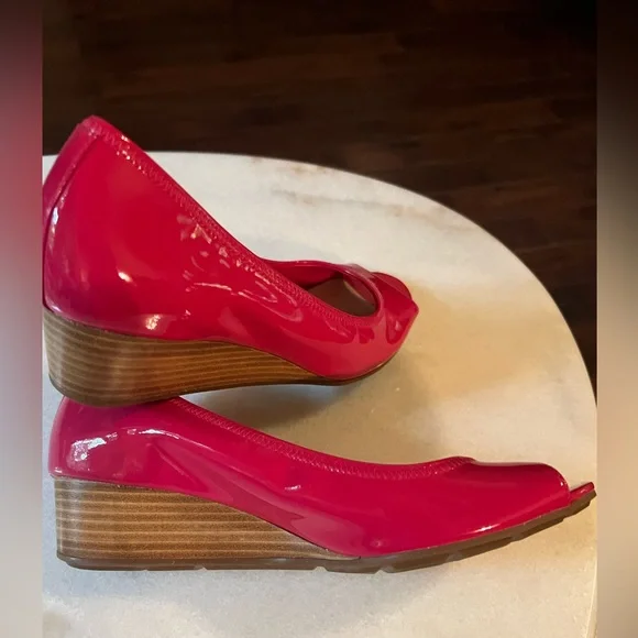 New Cole Haan Hot Pink Patent Leather Peeptoe 1 inch Wedges 7.5 - Picture 3 of 10